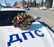 В Туле инспекторы ГИБДД дарили цветы женщинам за рулем, Фото: 6