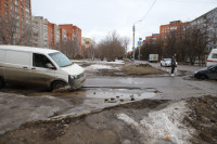В Пролетарском районе Opel колесом провалился в дорожную яму, Фото: 2