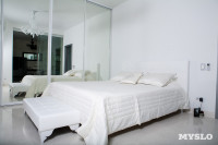 Белая спальня. В зеркалах шкафа отражается ванная, отделенная стеклянной перегородкой, Фото: 1