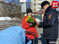 Сотрудники ГИБДД и полицейские поздравляли тулячек цветами и подарками, Фото: 26