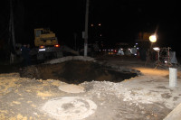 Глубина провала на Одоевском шоссе в Туле - примерно 3 метра, Фото: 11