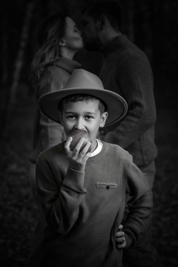 Мальчик в шляпе с яблоком