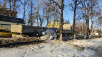 На ул. Кирова легковушка влетела в грузовик и повисла на сугробе, Фото: 13