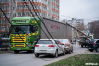 В центре Тулы на грузовую фуру упал электрический столб, Фото: 19