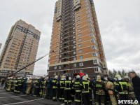 Тульские пожарные провели соревнования по бегу на 22-этаж, Фото: 19