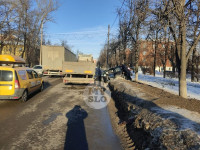 На ул. Кирова легковушка влетела в грузовик и повисла на сугробе, Фото: 12