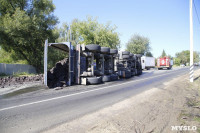 Под Тулой столкнулись два грузовика: один большегруз перевернулся, Фото: 9