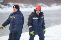 Провалившийся под лед школьник и терпящий бедствие рыбак: спасатели провели учения на Упе в Туле, Фото: 22