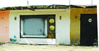 Выключенный старенький телевизор рядом с домом №33 по  улице Седова. Если и показывает, то только про жизнь в гараже. , Фото: 7