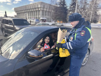 В Туле инспекторы ГИБДД дарили цветы женщинам за рулем, Фото: 1