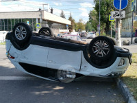 В центре Тулы Hyundai перевернулся на крышу после аварии , Фото: 8