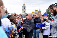 Толпа туляков взяла в кольцо прилетевшего на вертолете Леонида Якубовича, чтобы получить мороженное, Фото: 49