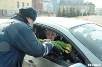Сотрудники ГИБДД поздравили тулячек с 8 марта букетами тюльпанов, Фото: 3