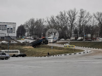 На Новомосковском шоссе из-за гололеда улетел в кювет грузовик, Фото: 8