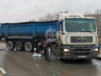 На Новомосковском шоссе из-за гололеда улетел в кювет грузовик, Фото: 13