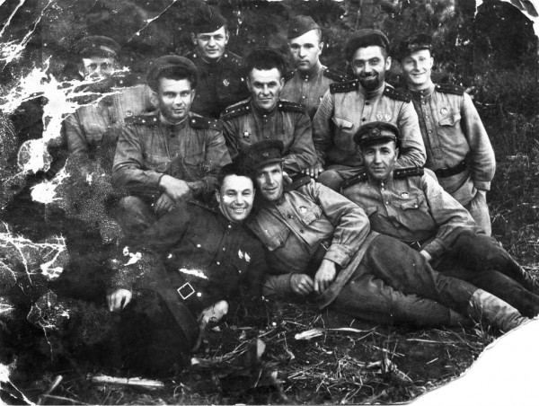 Дед  В.И.Родионов (в центре во втором ряду) 1943 год. Война застала на С.Кавказе.

