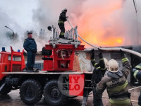 В центре Тулы загорелся автосервис: пожарные пытаются справиться с огнем, Фото: 1