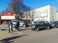 В Узловой внедорожник влетел на красный на перекресток и протаранил ВАЗ: госпитализирован пешеход, Фото: 4