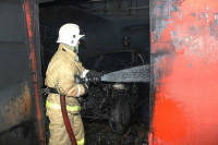 Пять пожарных расчетов тушили гараж в Туле, Фото: 2