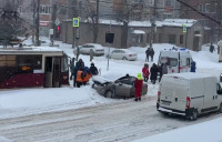 Пьяный водитель Peugeot влетел в сугроб на ул. Болдина и продолжал пить коньяк , Фото: 1