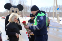 В Туле гаишники дарили женщинам-водителям цветы, Фото: 3