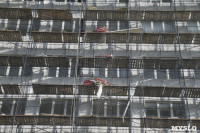 В Туле со здания ТулГУ сильный ветер снес строительные леса, Фото: 4