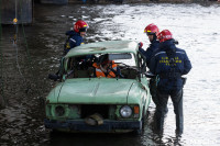 В Туле на Упе спасатели эвакуировали пострадавшего из упавшего в реку автомобиля, Фото: 36
