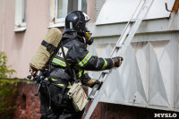 В Туле пожарным пришлось пилить дверь и выбивать окно из-за подгоревшей еды, Фото: 14