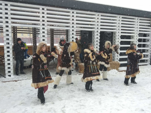 Танцы во время снегопада. 