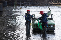 В Туле на Упе спасатели эвакуировали пострадавшего из упавшего в реку автомобиля, Фото: 50