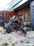 Скелет на мотоцикле возле клуба М2, Фото: 14