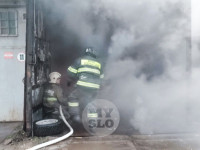 В центре Тулы загорелся автосервис: пожарные пытаются справиться с огнем, Фото: 17