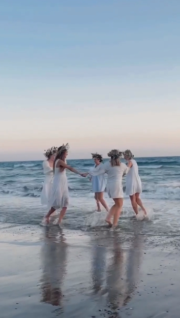 Девочки играются, на море