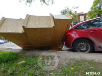 В Туле из «Газели» на припаркованную легковушку выпал груз, Фото: 4