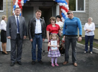 Вручение ключей от новых квартир переселенцев из аварийного жилья в Донском, Фото: 7