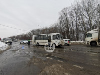 В Туле на Новомосковском шоссе маршрутка с пассажирами влетела в легковушку , Фото: 13
