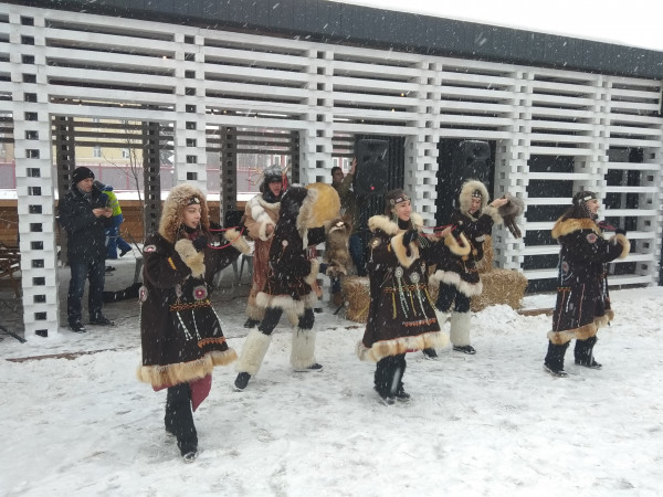 Танцы под снегом.