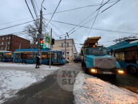 Из-за застрявшей в контактной сети штанги троллейбуса в Заречье образовалась серьезная пробка , Фото: 1