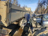 На ул. Кирова легковушка влетела в грузовик и повисла на сугробе, Фото: 10