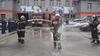 В Туле сотрудники МЧС проводили на пенсию руководителя, окатив водой из пожарных рукавов, Фото: 2