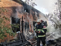 На улице Каминского в Туле загорелся старинный дом: улица перекрыта, Фото: 12
