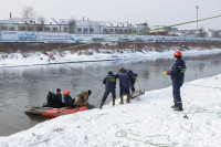 Провалившийся под лед школьник и терпящий бедствие рыбак: спасатели провели учения на Упе в Туле, Фото: 11