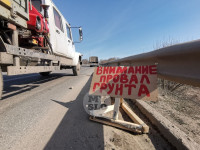 На Щекинском шоссе в Туле на краю дороги обвалился гр, Фото: 1