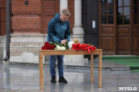 Трагедия в Казани: Туляки несут цветы в память о погибших, Фото: 4
