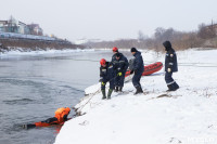 Провалившийся под лед школьник и терпящий бедствие рыбак: спасатели провели учения на Упе в Туле, Фото: 18