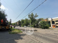 На ул. Оружейной в Туле упали два столба, провода оторвали трамваю пантограф, Фото: 7