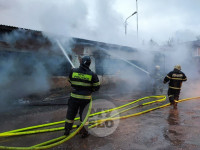 В центре Тулы загорелся автосервис: пожарные пытаются справиться с огнем, Фото: 28