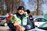 В Туле гаишники дарили женщинам-водителям цветы, Фото: 1