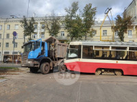 На ул. Металлургов трамвай столкнулся с самосвалом, Фото: 2