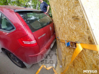 В Туле из «Газели» на припаркованную легковушку выпал груз, Фото: 1
